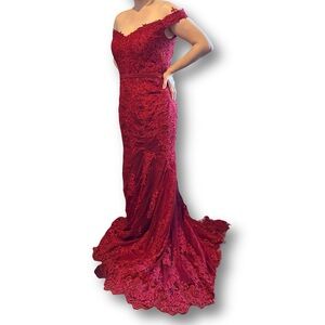 Elegant Red Lace Off-Shoulder Gown with Train - Size Large